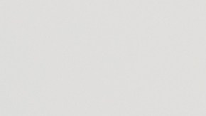 Mujer aplicando crema antiarrugas en el rostro