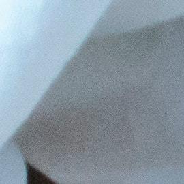 Mujer untándose crema