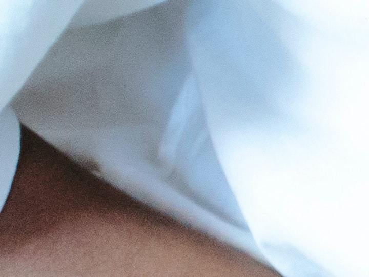 Mujer untándose crema