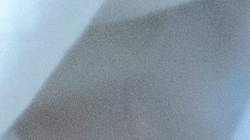 Mujer untándose crema