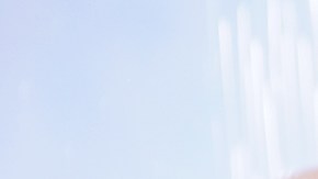 Mujer lavando su cabello con shampoo sin sal ni sulfato