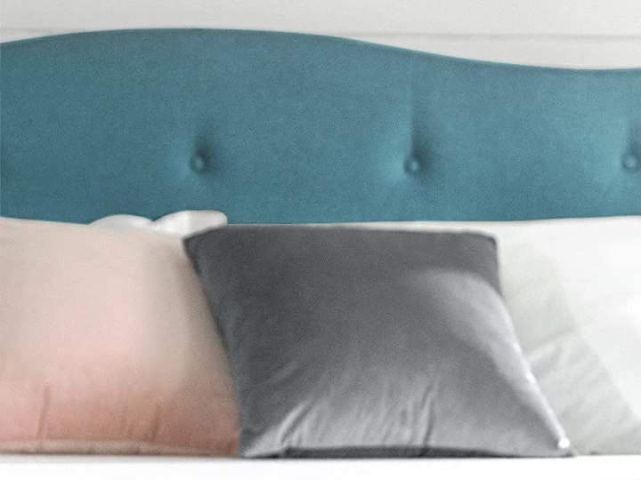 colchón en una cama
