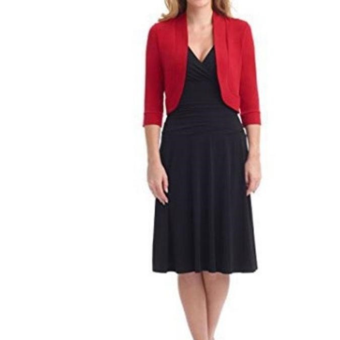 mujer con vestido negro con abrigo rojo