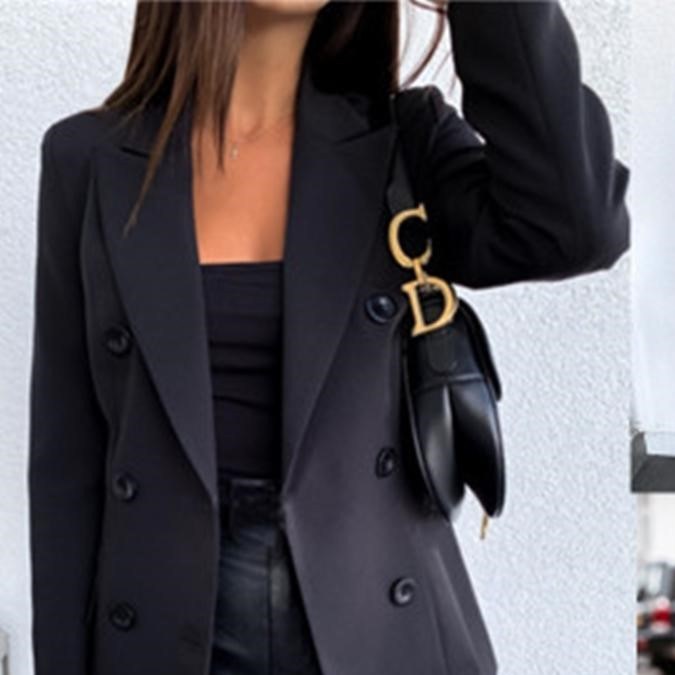 mujer con abrigo y shorts