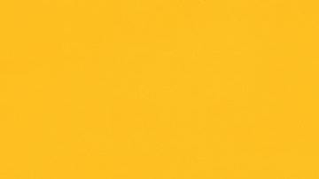 chica con cabello rizado