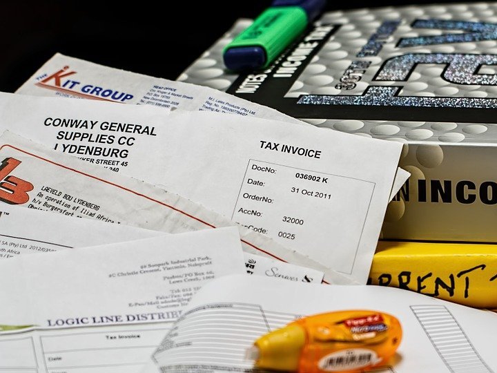 calculadora y papeles en la mesa