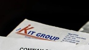 calculadora y papeles en la mesa