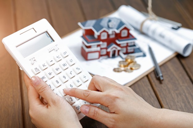calculadora y miniatura de casa