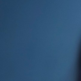 empresarios mirando un holograma de internet