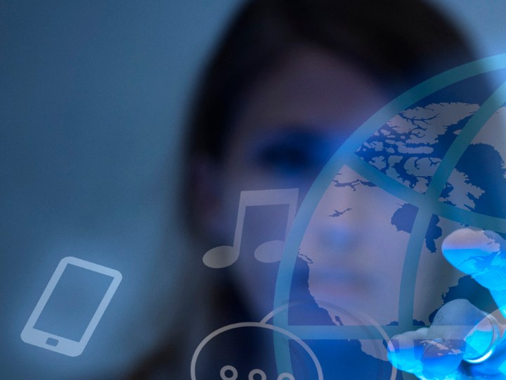 empresarios mirando un holograma de internet