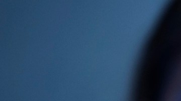 empresarios mirando un holograma de internet