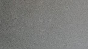 mujer usando crema para manos