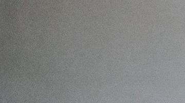 mujer usando crema para manos