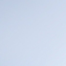 Mujer usa secadora para el cabello