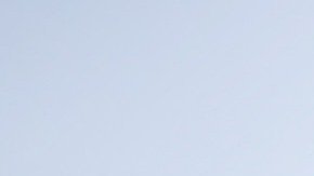 Mujer usa secadora para el cabello