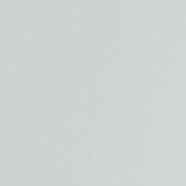 hombre perfumándose