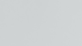 hombre perfumándose