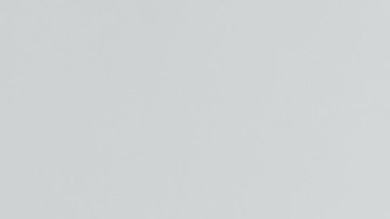 hombre perfumándose