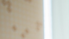 hombre preocupado sentado en la cama