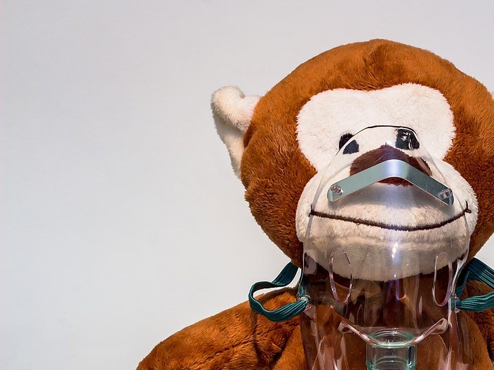 mono de juguete con nebulizador infantil