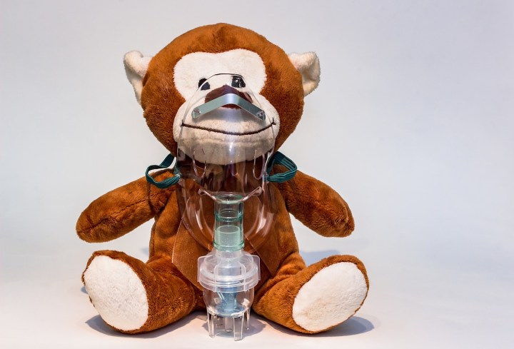 mono de juguete con nebulizador infantil
