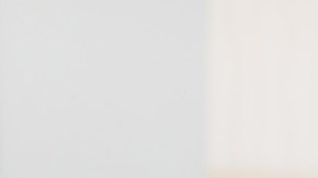 mujer acostada con dolor de estómago