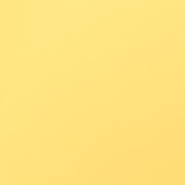 mujer de cabello blanco sonriendo