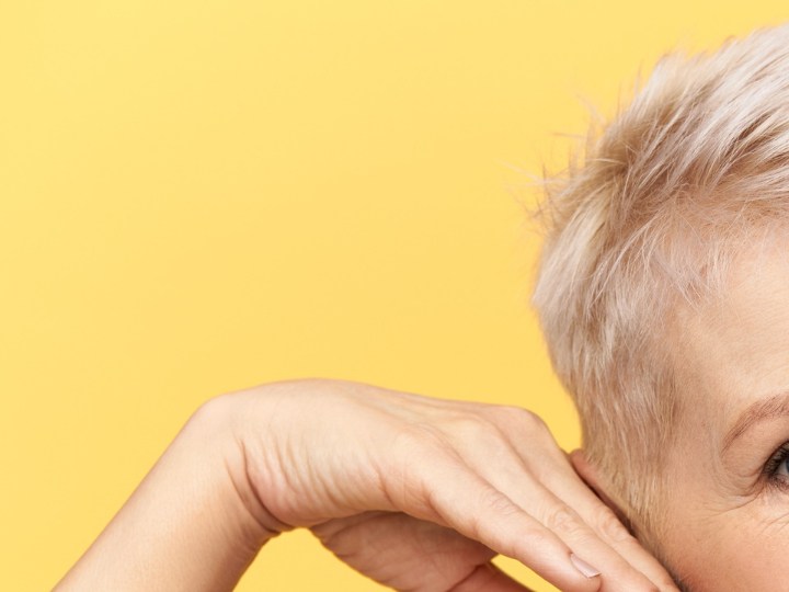 mujer de cabello blanco sonriendo