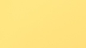 mujer de cabello blanco sonriendo