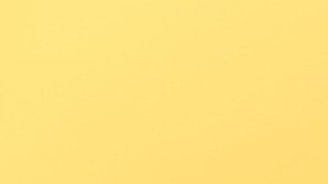 mujer de cabello blanco sonriendo