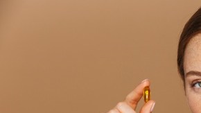 mujer con cabello largo