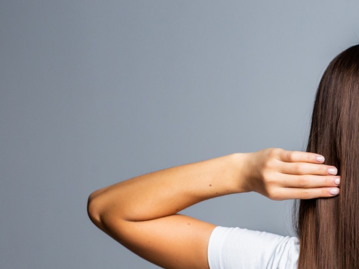 mujer cepillando su cabello