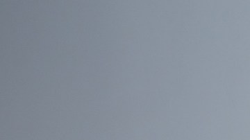 mujer cepillando su cabello