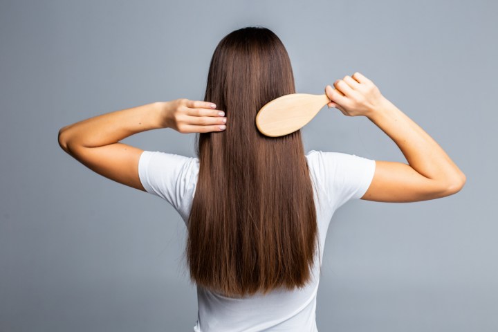 mujer cepillando su cabello