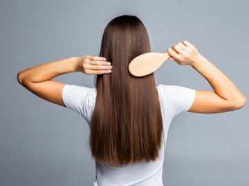 mujer cepillando su cabello