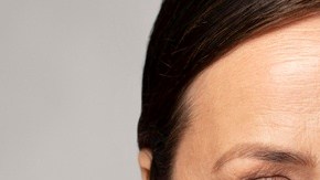 mujer adulta con crema en el rostro