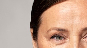 mujer adulta con crema en el rostro