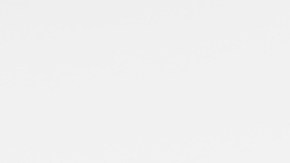 mujer con los brazos arribas