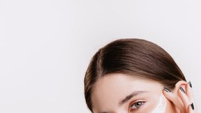 mujer cuidando su piel