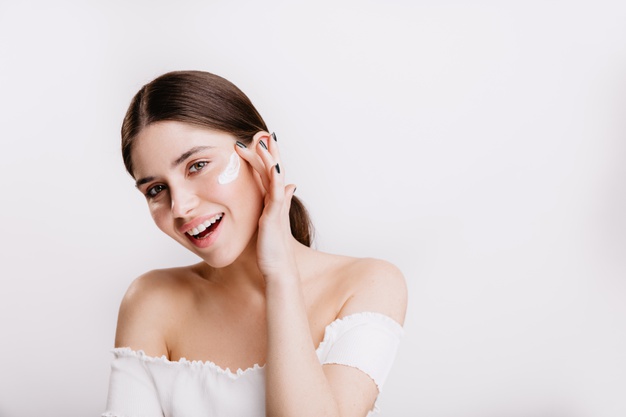 mujer cuidando su piel