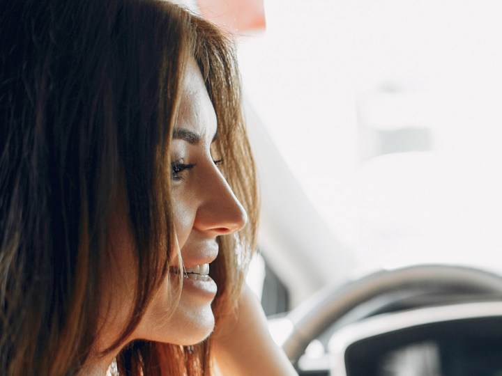 mujer recibiendo las llaves de su carro
