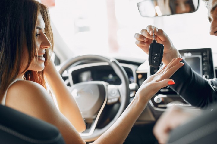 mujer recibiendo las llaves de su carro