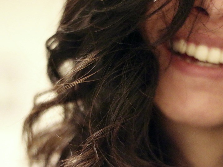 mujer sonriendo cabello oscuro