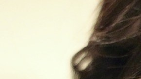 mujer sonriendo cabello oscuro