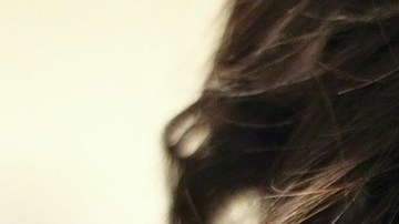 mujer sonriendo cabello oscuro