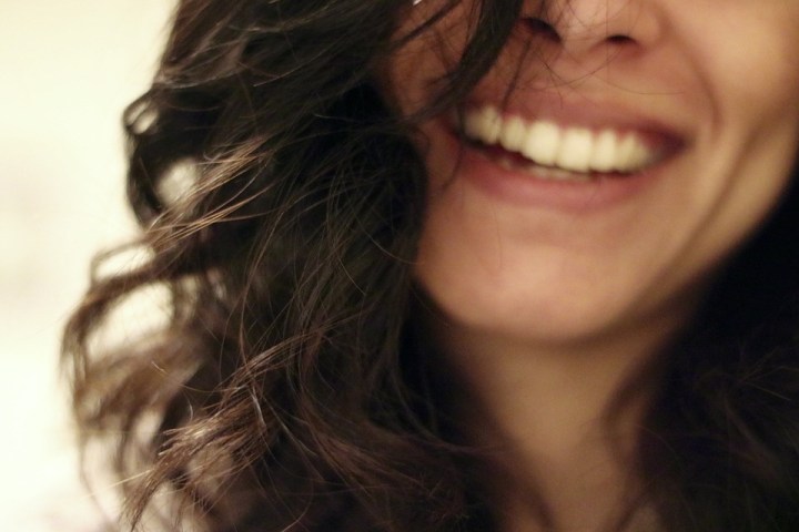 mujer sonriendo cabello oscuro