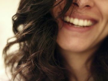 mujer sonriendo cabello oscuro