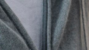 mujer tiñendo su cabello