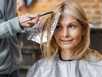 mujer tiñendo su cabello