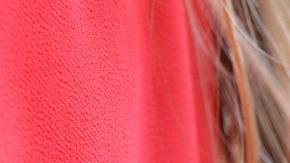 las puntas del cabello de una mujer